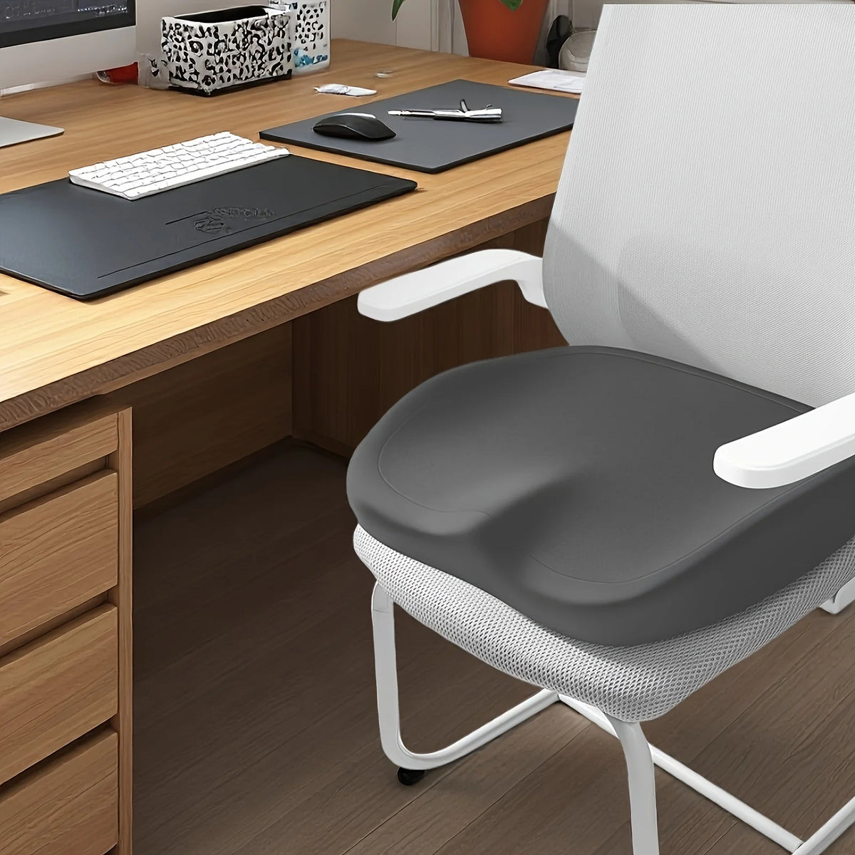 coussin d'assise en W posé sur une chaise de bureau avec accoudoirs