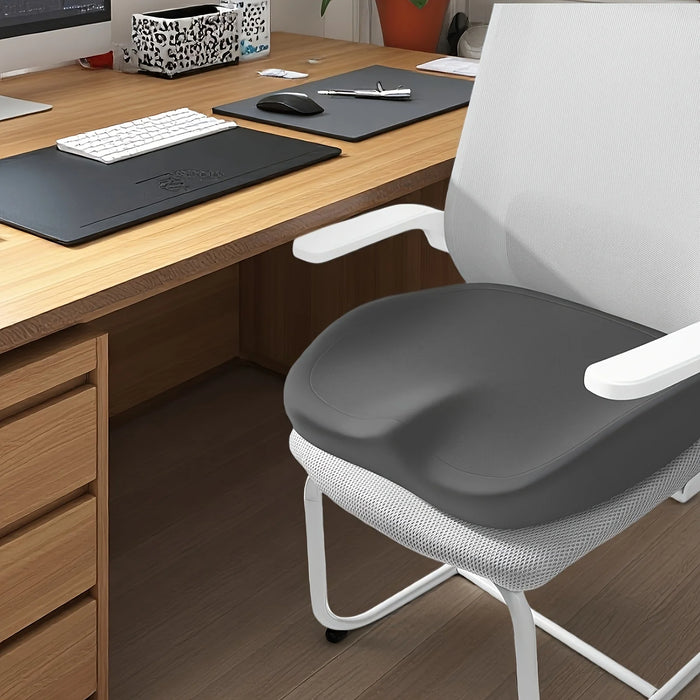 coussin d'assise en W posé sur une chaise de bureau avec accoudoirs