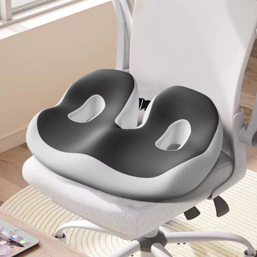 coussin d'assise galbé gris foncé posé sur une chaise de bureau à roulettes