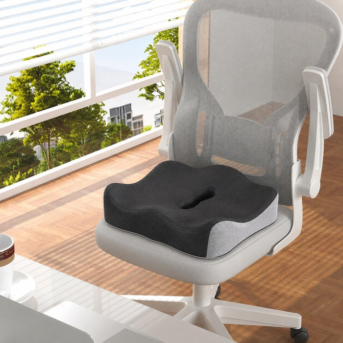 coussin d'assise antidérapant posé sur une chaise de bureau avec vue extérieure