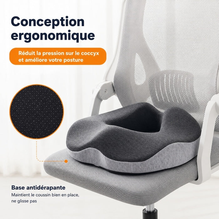coussin à découpe coccyx gris foncé posé sur une chaise de bureau, cadrage rapproché sur l'assise, avec gros plan de la base antidérapante